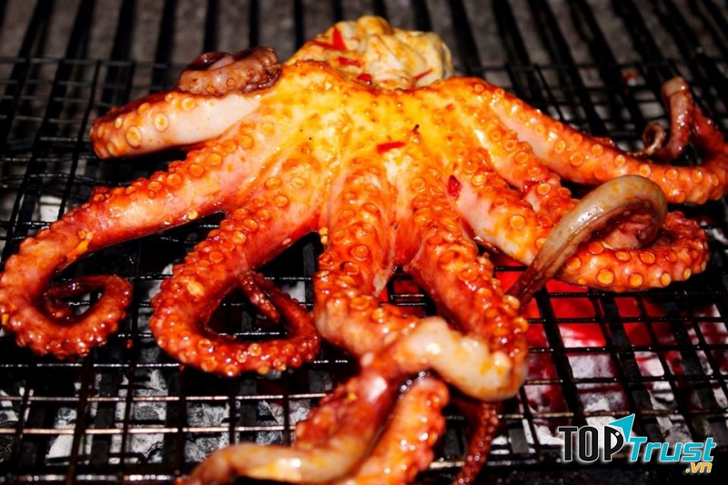 Món ăn nổi bật của Octopus King chính là món bạch tuộc xào, lẩu bạch tuộc, bạch tuộc nướng...