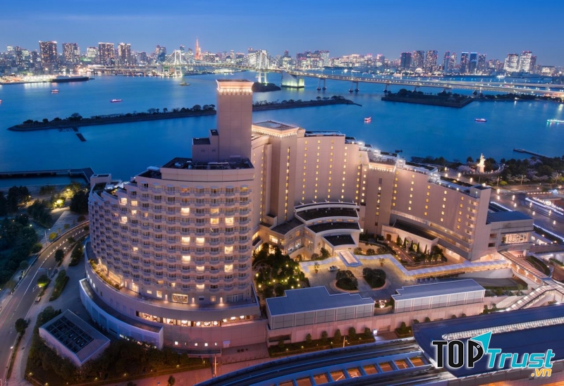 Odaiba có nhiều trung tâm thương mại lớn