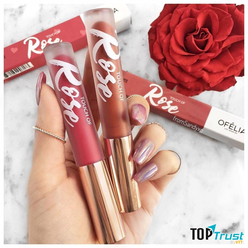 Chất son chất kem lỏng mềm, mịn vì thế không đặc như chất son velvet nên khi chúng ta sử dụng tán son và đánh viền môi trở nên dễ dàng.