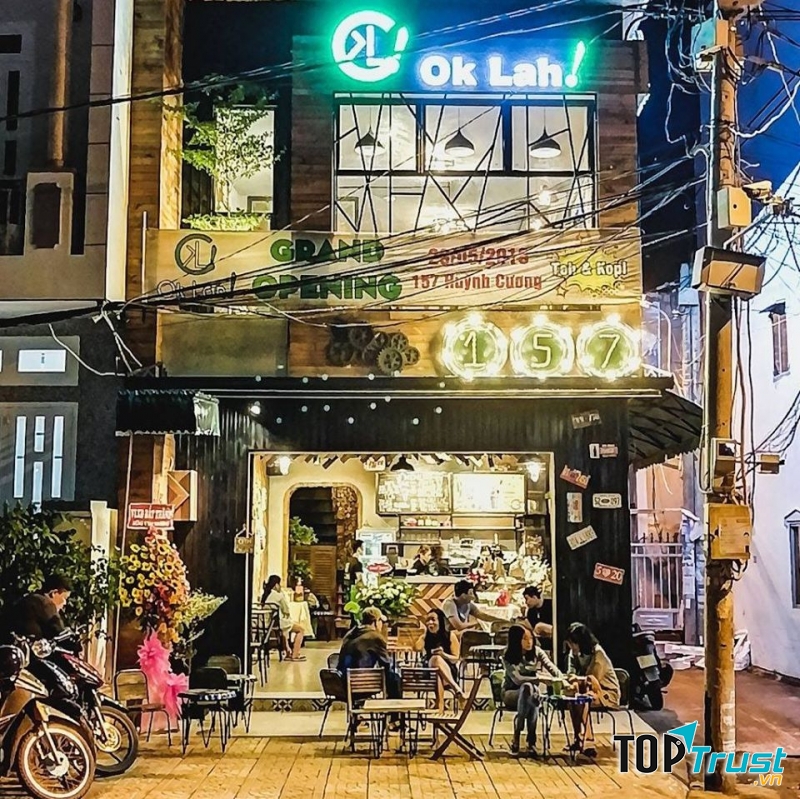 Quán có hai tầng, thêm cả những chiếc bàn ghế đặt ở ngoài cho những bạn thích chill và ngắm đường phố.﻿﻿﻿﻿