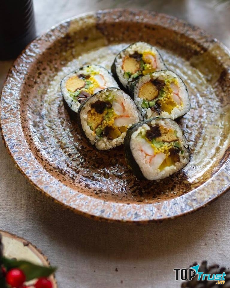 Món sushi hấp dẫn tại nhà hàng