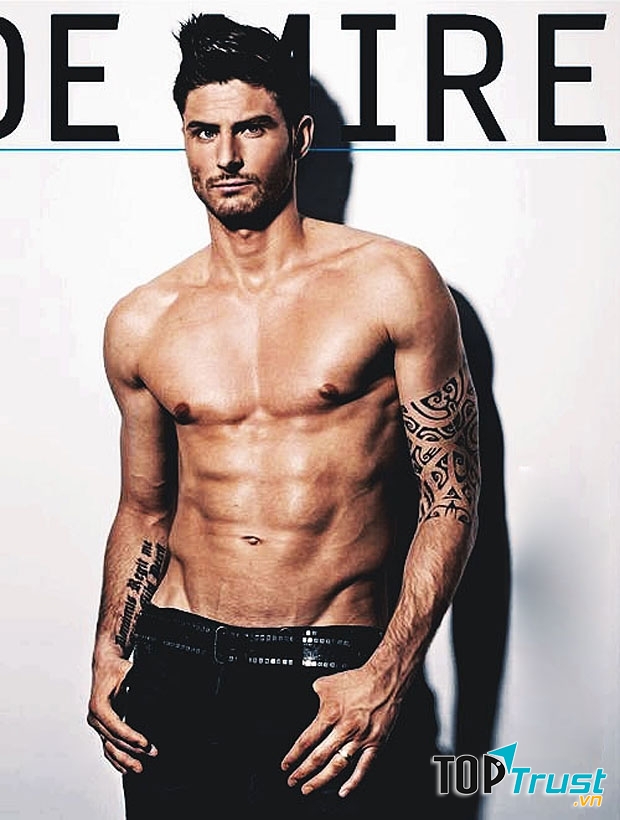 Giroud sở hữu vẻ đẹp nam tính đặc trung
