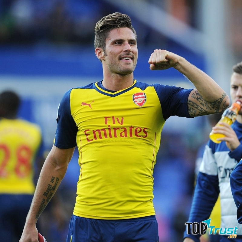 Giroud ăn mừng bàn thắng ghi được