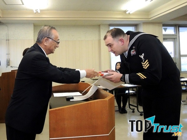 Bắt tay và cúi chào lịch thiệp