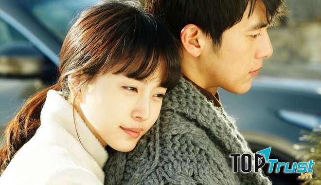 Ôm nhẹ anh ấy khi anh ấy buồn