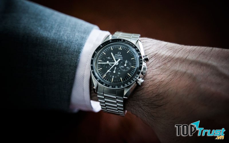 Omega Speedmaster Moonwatch là chiếc đồng hồ đầu tiên lên Mặt Trăng. Có giá khoảng 110 triệu/chiếc.