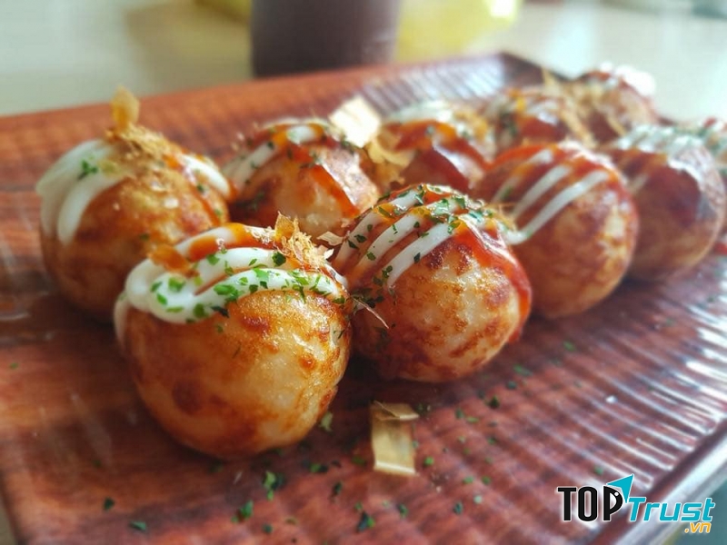 Một phần bánh bạch tuộc ở đây so với những địa chỉ khác thì viên to hơn vì thế số tiền cũng nhỉnh hơn một tí.