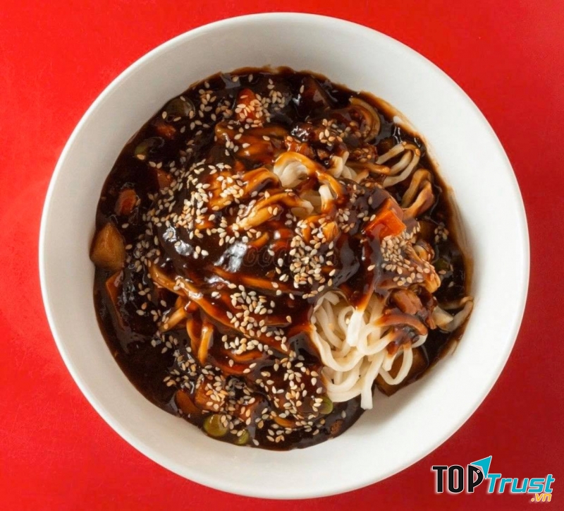 Món bạn nhất định phải thử ở đây là mì tương đen với sợi mì tươi được làm thủ công nên rất dai, ngon hòa quyện cùng nước sốt tương đen rất đặc biệt không quán nào có được.