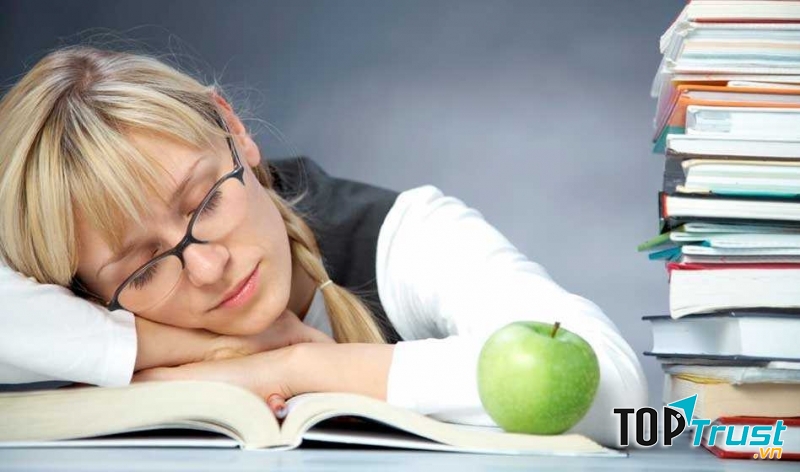 Ôn bài trước khi đi ngủ là một trong những phương pháp ôn thi vào lớp 10 hiệu quả
