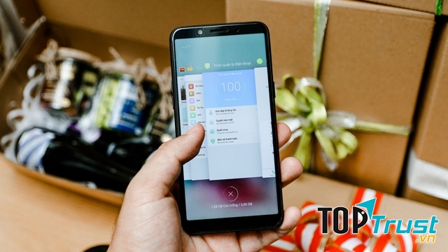 OPPO A83 vừa tay với người dùng