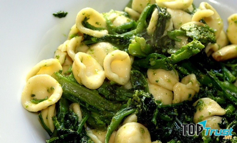 Orecchiette được nấu chín cùng với cải xanh sau đó đem xào với cá cơm, tỏi nghiền và một chút ớt