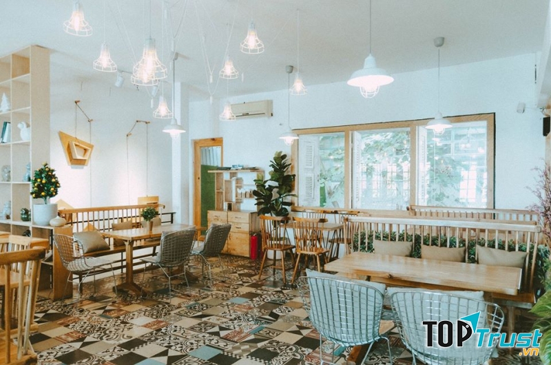 Oromia Coffee khá rộng với nhiều khu vực bàn ghế