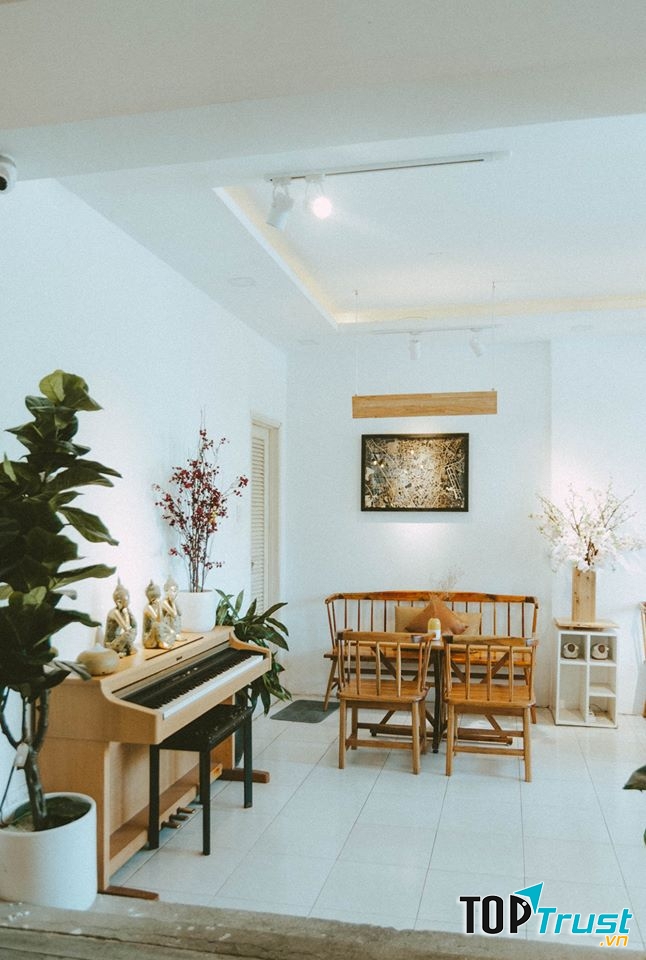 ﻿Oromia Coffee là một quán cà phê có tông trắng chủ đạo, thu hút nhiều người vì vẻ đẹp của mình