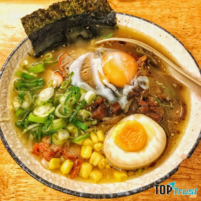 Ramen trộn, Udon nước, cơm cà ri gà, cơm cà ri thịt heo chiên tonkatsu là những món được rất nhiều thực khách ưa chuộng, thường xuyên ủng hộ khi đến quán Osaka