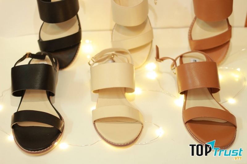 Mẫu giày sandal đơn giản nhưng không kém phần sang trọng