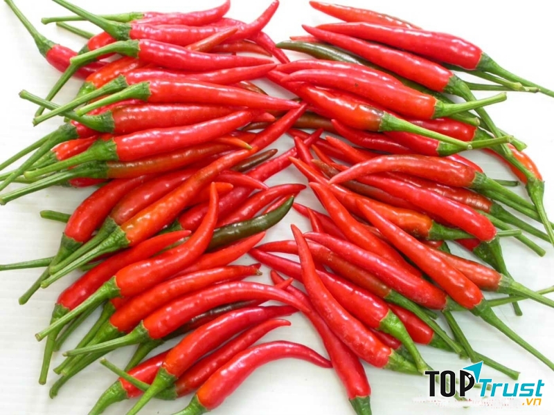 Ớt thúc đẩy quá trình đào thải chất béo, ngăn không cho chúng tích lũy trong cơ thể nhờ hàm lượng capsaicin có trong ớt.