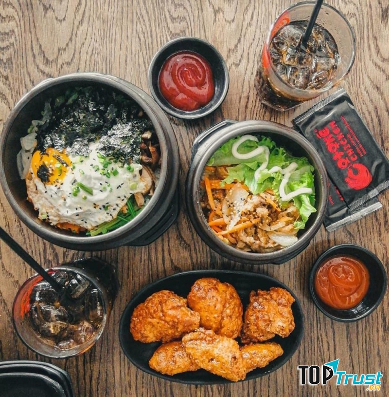 Gà rán của quán khi thưởng thức da rất giòn, da gà mỏng nên sốt thấm đậm vị.