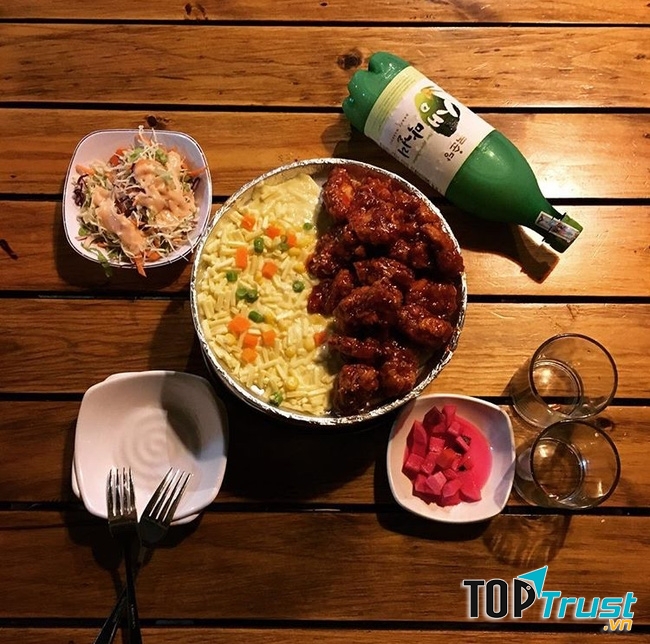 Bạn có thể gọi kim chi , dưa leo, củ cải ăn miễn phí