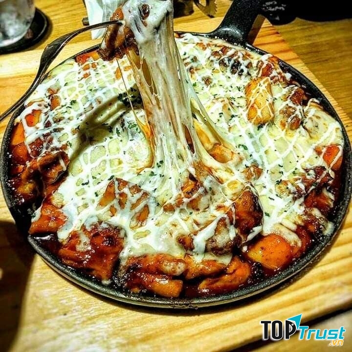 Gà mềm, thớ thịt chắc, phô mai chảy béo ngậy quấn lấy từng thớ thịt gà một màu vàng đẹp mắt