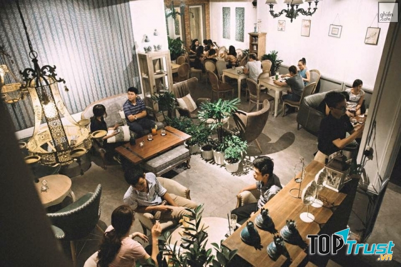 Oz Coffee House là một quán cafe mang phong cách châu Âu rất đặc biệt vì quán nhận tổ chức trọn gói tiệc và sự kiện với nhiều món ăn và đồ uống Âu