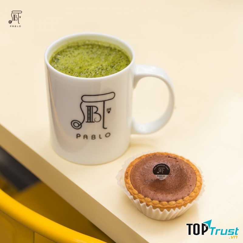 Đến với quán Pablo ở quận Hoàn Kiếm bạn sẽ được những chiếc bánh có phô mai tươi tan chảy cùng lớp viền bánh nướng giòn rụm.