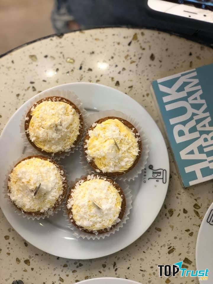 Bánh ở đây luôn là những mẻ bánh mới ra lò, đảm bảo chất lượng thơm ngon.