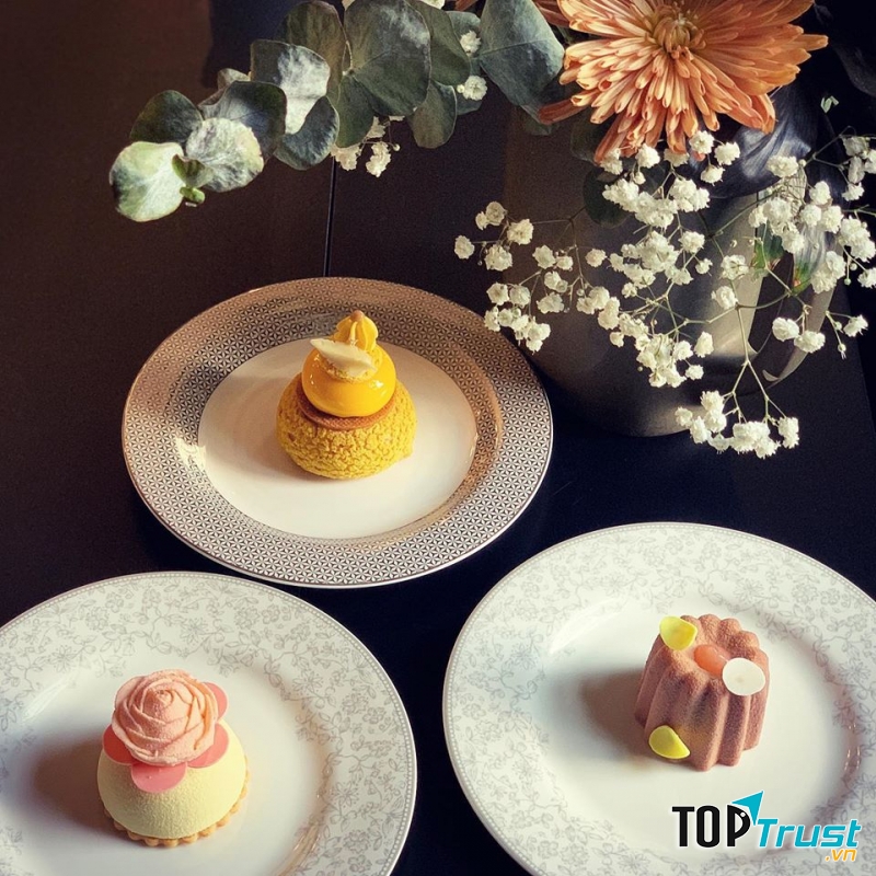 Không gian với ánh đèn vàng, nội thất gỗ tạo nên cảm giác ấm cúng, cổ điển và thư thái đầy tao nhã