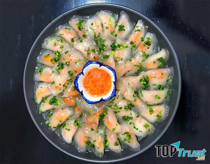 Phần vỏ bánh dai dai bao bọc bên trong là một lớp nhân đầy ú ụ