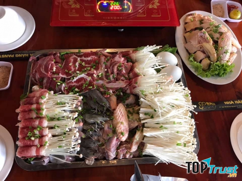 Món lẩu chuẩn vị Thái với đủ hương vị tổng hợp.