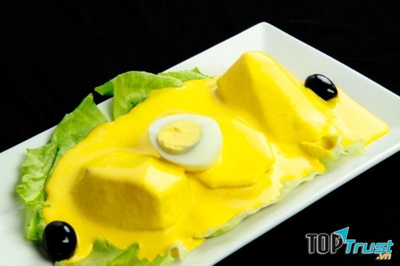 Papa a la huancaína là món khai vị của khoai tây vàng luộc Peru trong một loại nước sốt cay, gọi là sốt huancaína.