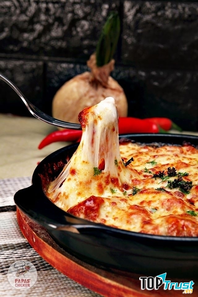 Thịt gà mềm, cay tê lưỡi quyện cùng phô mai béo ngậy