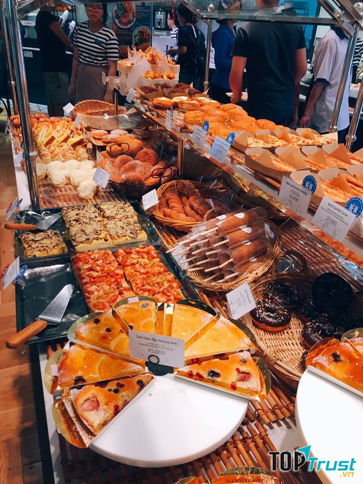 Bánh được trưng bày tại quầy