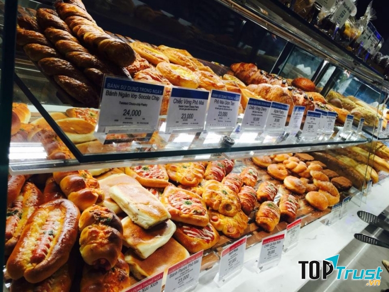 Bánh được trưng bày tại quầy