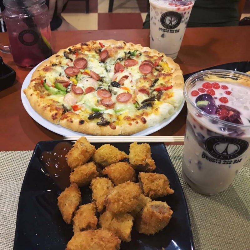 Cỡ pizza ở đây khá lớn, nhiều loại nhân.