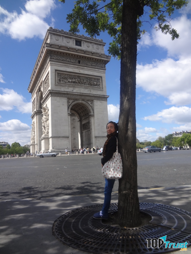 Khải Hoàn Môn uy nghi và vững chắc