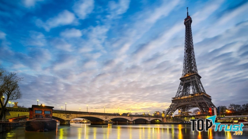 Tháp Eiffel ở thủ đô Paris (Pháp)