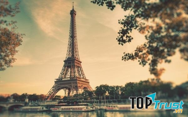 Tháp Eiffel nổi tiếng
