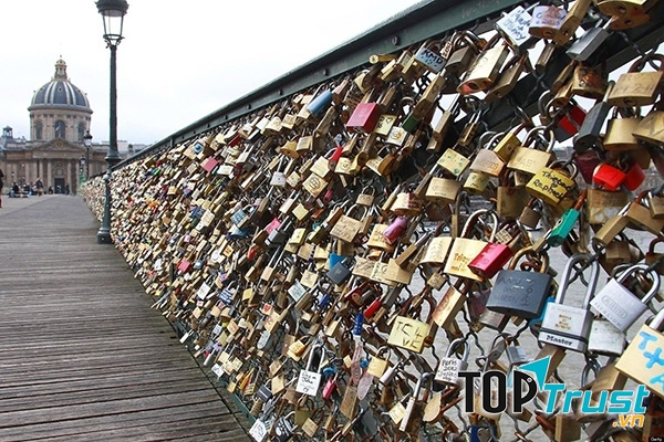 Cây cầu khóa tình yêu