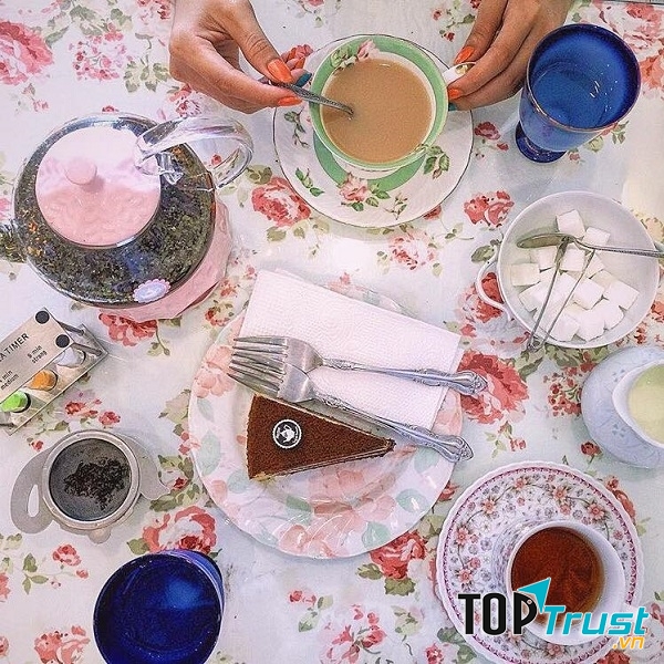 Đồ uống và bánh được bày biện bắt mắt hấp dẫn