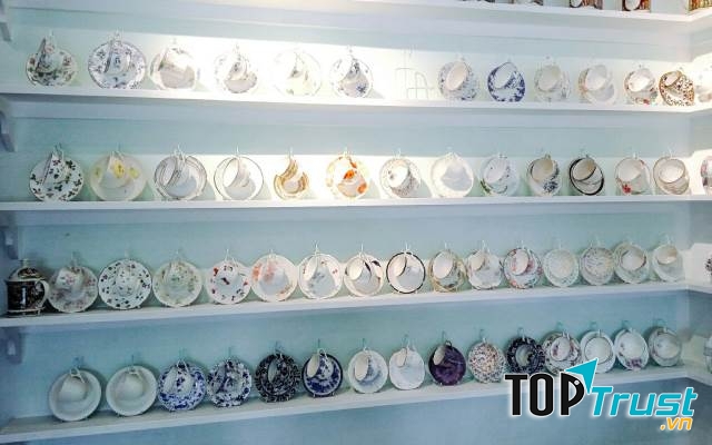 Tách và đĩa được treo cân thận