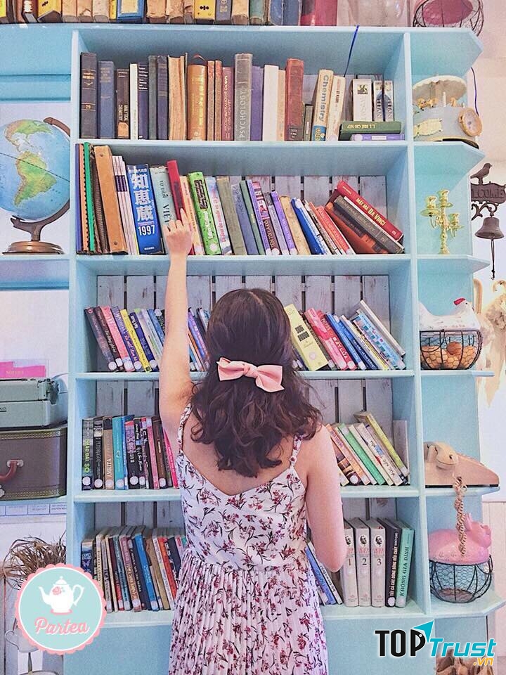 Nằm ở chung cư sống ảo nổi tiếng của Sài Gòn, Partea là một trong những quán trà chiều thường xuyên được các bạn trẻ chọn làm nơi check – in.