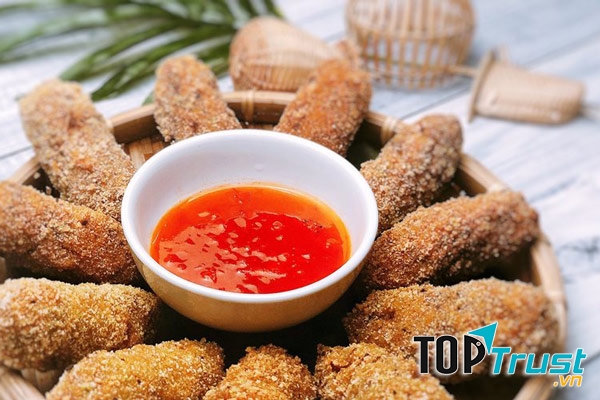 Nem giòn giòn lại hơi dai dai, nóng hổi, kèm thêm một chút tương ớt cay cay thì quả là tuyệt vời. ﻿