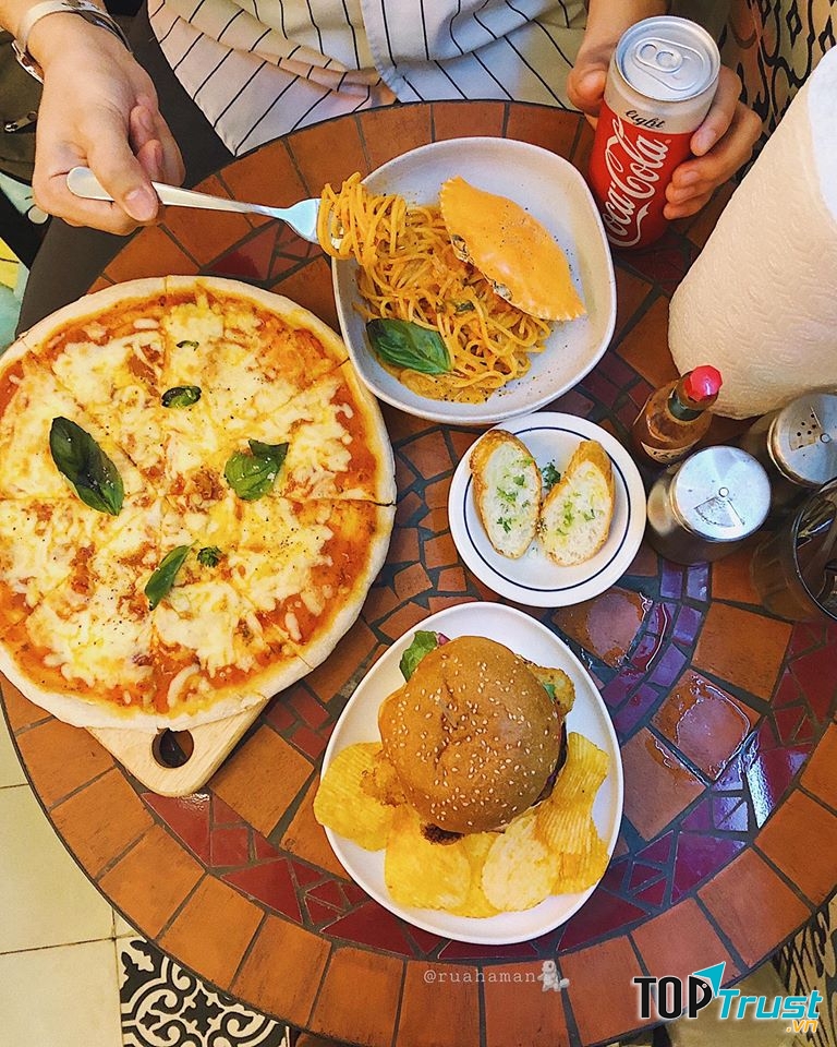 Pizza Margherita là loại pizza rất đáng để bạn trải nghiệm khi đến quán ăn này