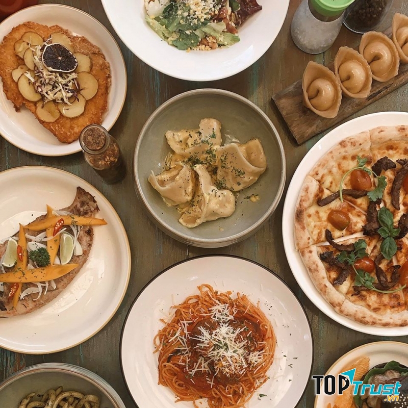 Menu của địa điểm này nổi bật với pasta và pizza.