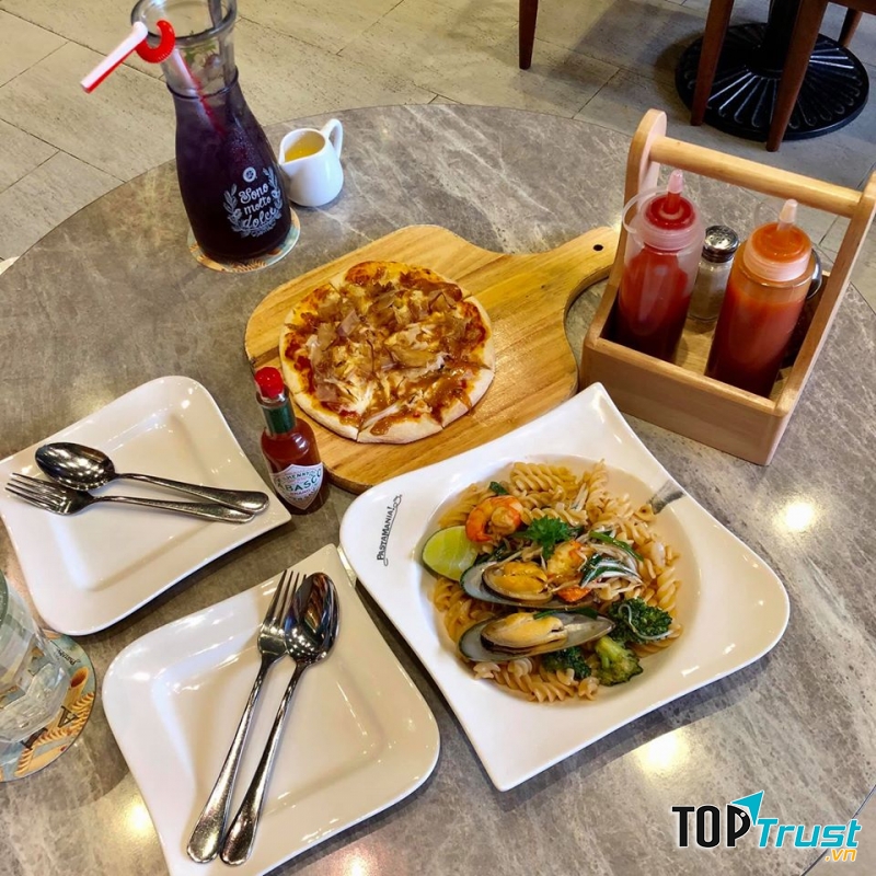 Được biết đến với menu mang đậm màu sắc ẩm thực Ý, món ăn tại đây đảm bảo chuẩn vị châu Âu