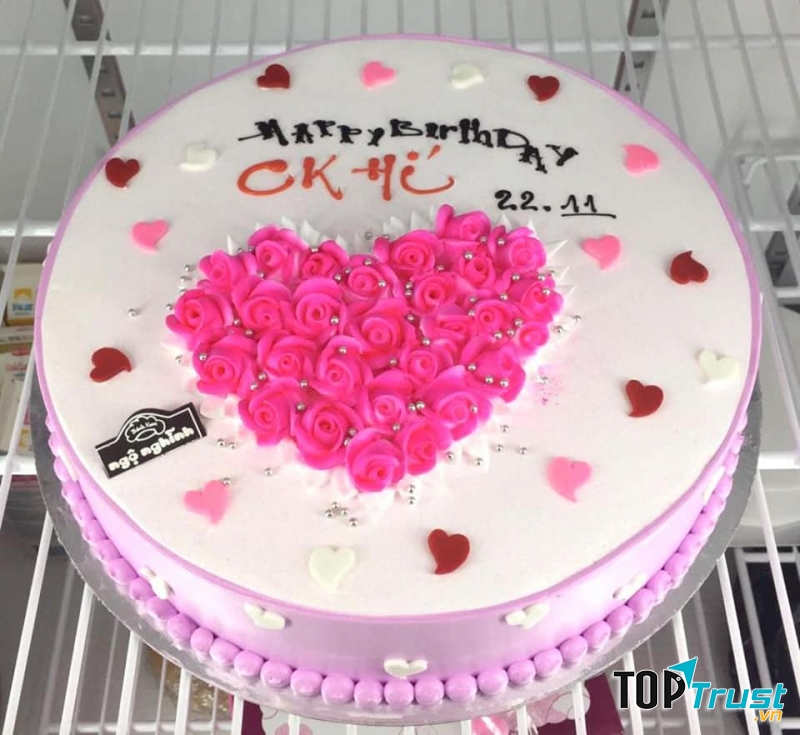 Từng chi tiết trên bánh đều được trang trí tỉ mẩn