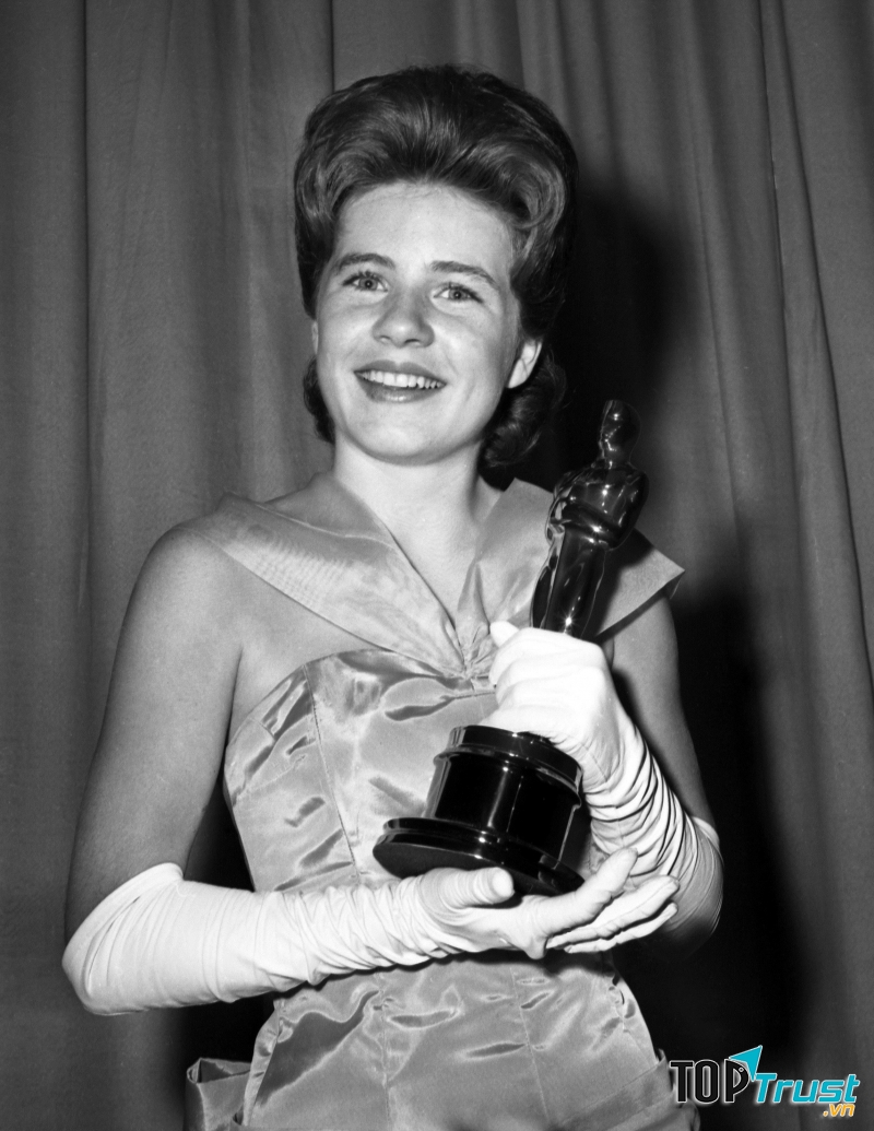 Patty Duke tươi cười nhận tượng vàng Oscar khi 16 tuổi.