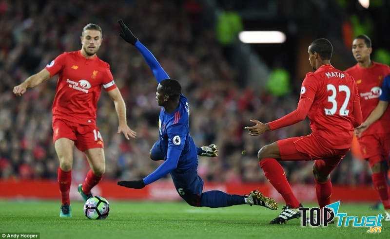 Pogba xoạc bóng trước mặt Henderson