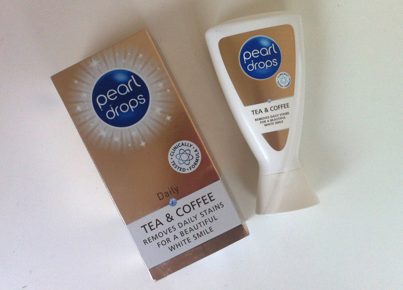 kem đánh răng Pearl Drops Coffee & Tea Toothpolish thành phần chính là bột ngọc trai chứa nhiều Fluoride giúp cải thiện màu men răng và ngăn ngừa sâu răng.