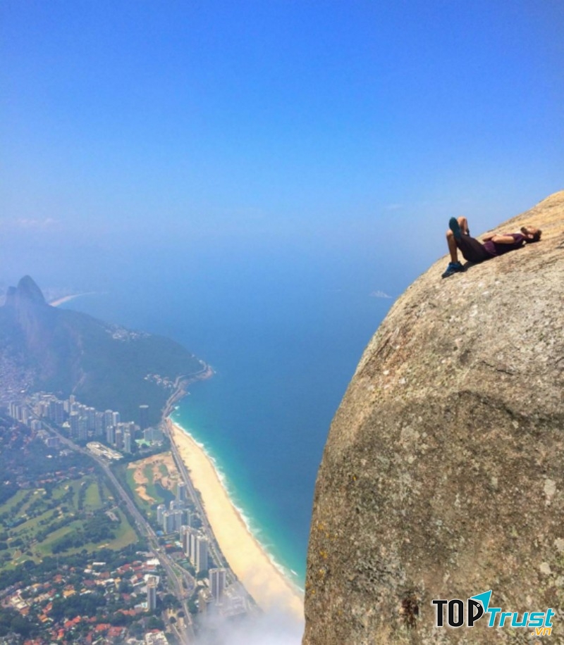 Du khách trên mỏm đá Pedra da Gávea